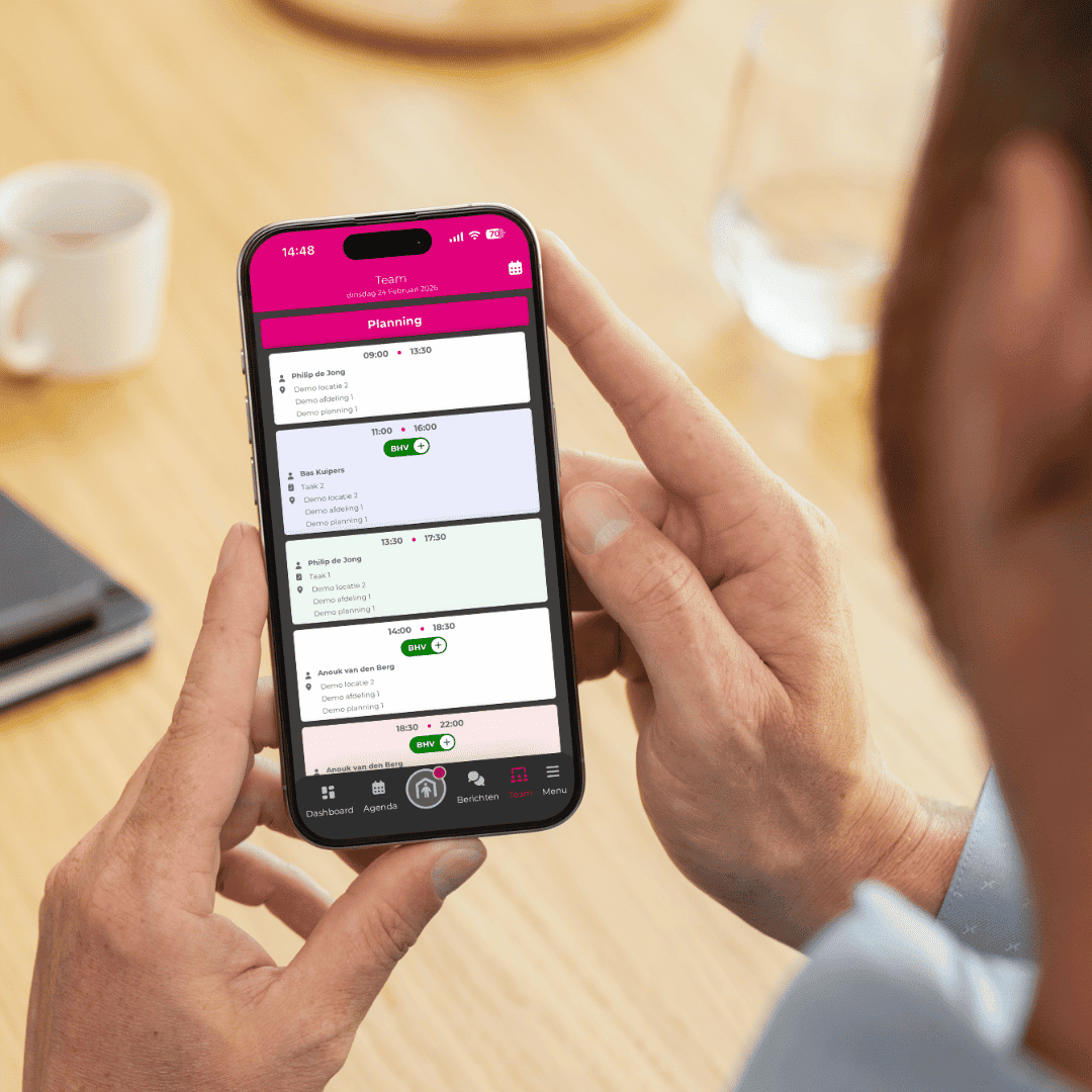 man controleert zijn planning op de telefoon
