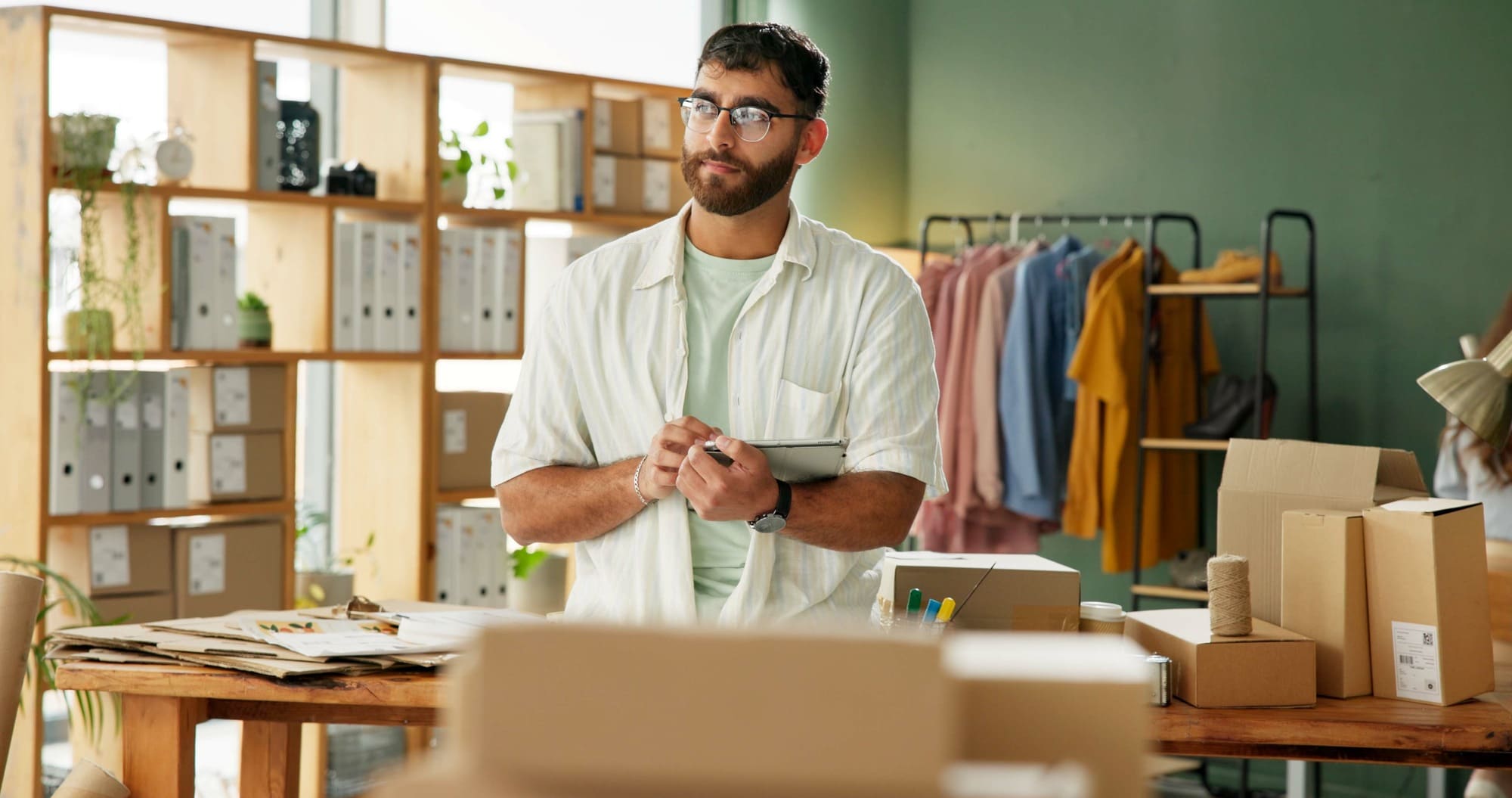 man is op tablet chechlist aan het afvinken voor een ecommerce boutique